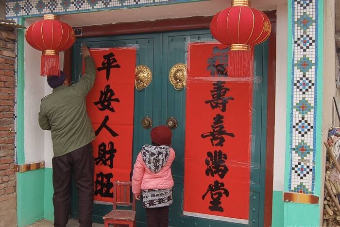 马上过年了，贴对联是从左到右还是从右到左？