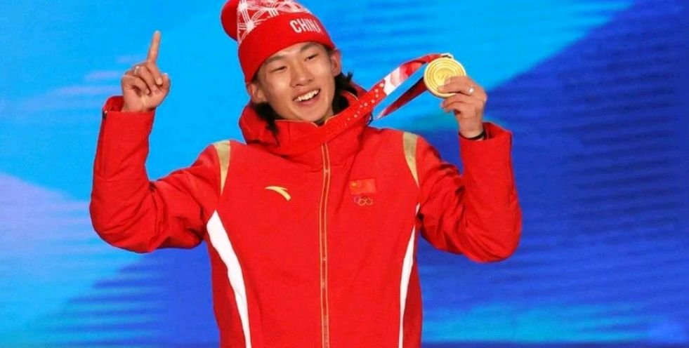 苏翊鸣戴奖牌参加表彰大会，一金一银闪耀大会堂，这是一份怎样的荣誉？