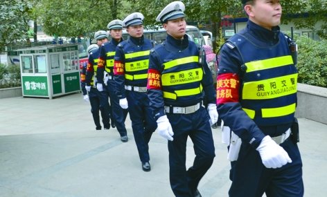 网友爆料外卖员逆行被交警连人带车拽倒，对于交警的举动你怎么看？