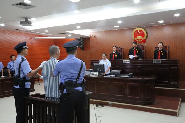 山东一已婚男追求女同事未果，将其杀死，该名男子将会面临什么刑事处罚？