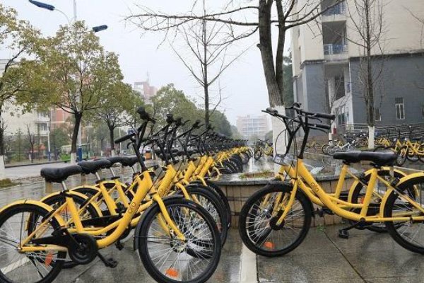 停车2小时被共享电动车层层包围，共享单车对市民的生活带来哪些影响？