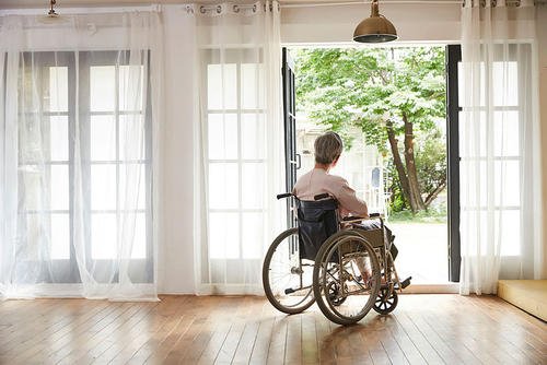 女子用身体挡住失控轮椅，如果是你会怎么做？