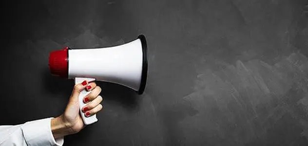 青岛男子辟谣被女友锤断肋骨,你如何看待这件事?