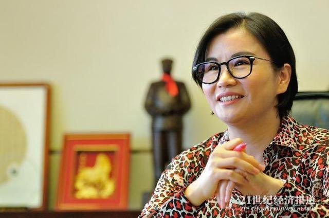 她从“最底层打工妹”摇身变“中国女首富”，凭什么