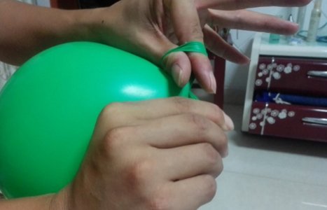 怎样使用气球打结器？
