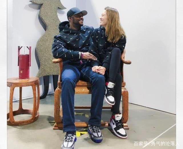 男友与他妈妈总是搂搂抱抱，这是正常的行为吗？