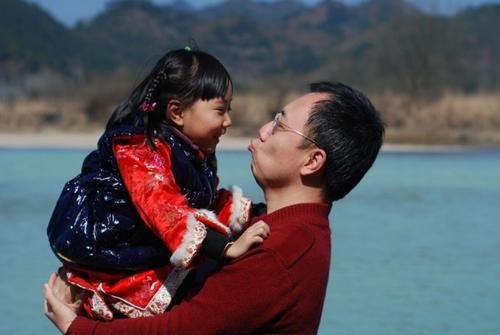 湖北一女儿边做作业边改歌吐槽爸爸，她为什么要吐槽爸爸？