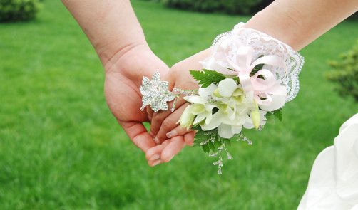 新娘父亲回应内衣不合身不让接亲，新娘一家的做法是否过分？