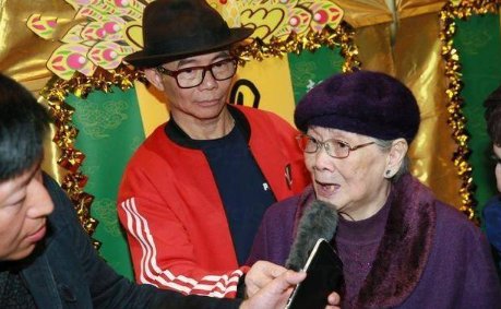 啃老啃出新高度!梅启明称梅妈被软禁,状告侄子和看护索赔百万,怎么看?