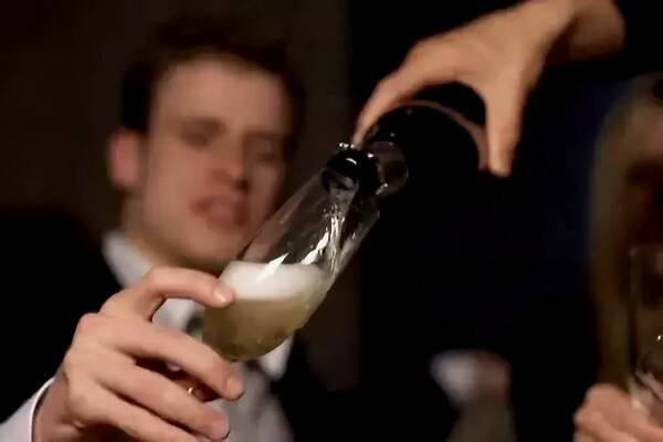 丑态百出！醉汉大闹便利店并强吻男店员，如何看待醉汉的行为？