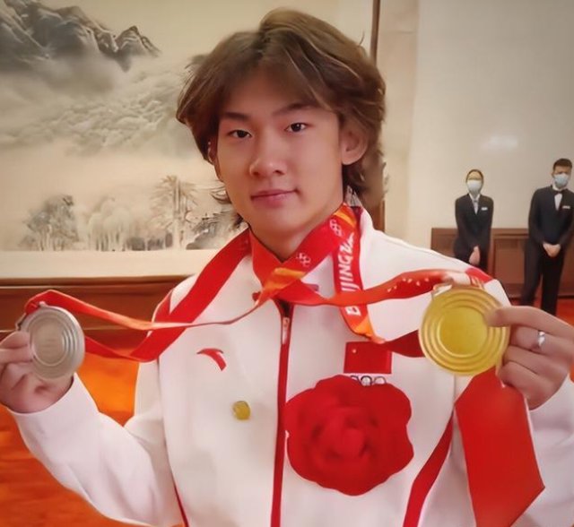 苏翊鸣戴奖牌参加表彰大会，一金一银闪耀大会堂，这是一份怎样的荣誉？