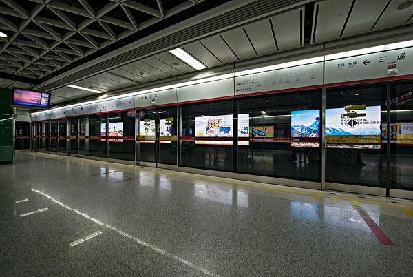 男子在北京地铁6号线上小便被拘留，他会受到哪些处罚呢？