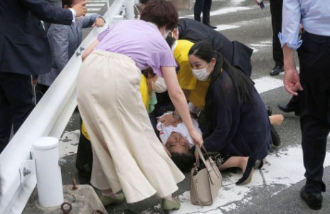 安倍听到枪响曾回头看，第一声枪响后安保人员是什么反应？