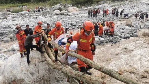 “猪坚强”泸定地震被冲下游，消防人员是如何救援的？