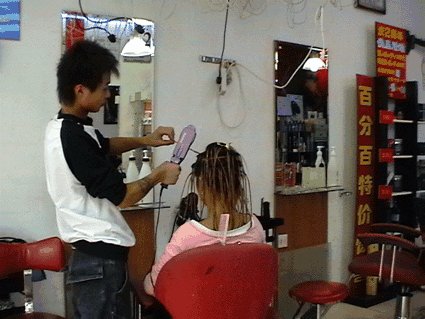 美发师为追求顾客偷头发卖钱，你怎么看待他的行为？