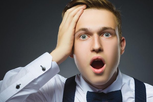 神色张惶还是张皇