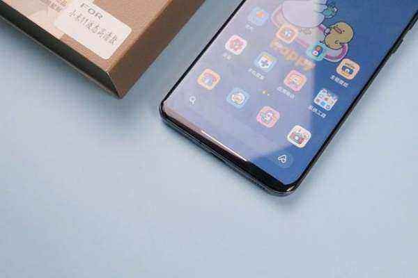 小米11贴钢化膜吗