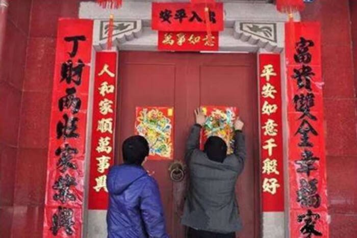 马上过年了，贴对联是从左到右还是从右到左？