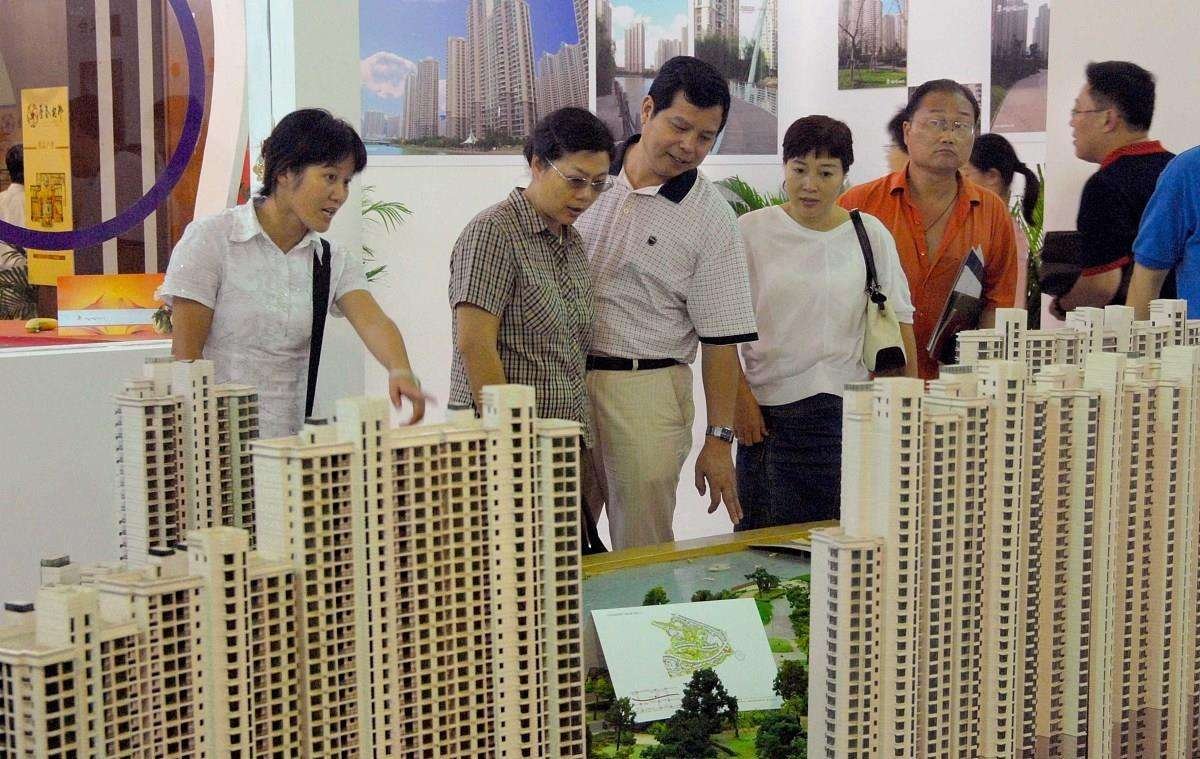 上海一大妈坐拥90套房106个车位,身价超3亿,她究竟有何来头?