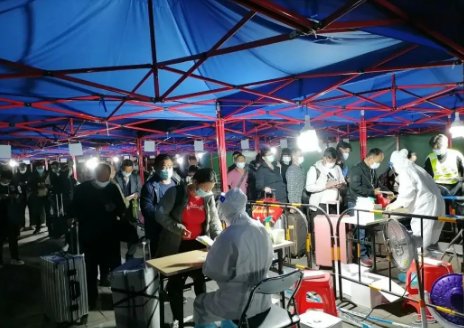 上海“红酒爷叔”刷屏了，大爷这么做会不会对核酸检测工作造成影响？