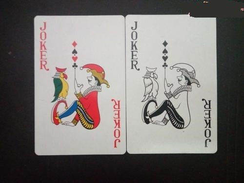 扑克是根据历法原理制成的,其中大王和小王分别代表什么？