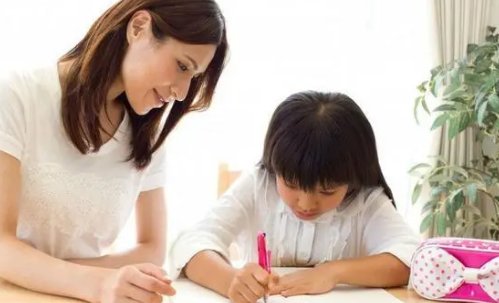 父母均博士女儿学业压力大轻生！父母该如何接受孩子的普通？