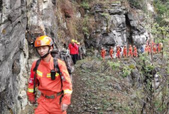被困苍山13人只差一两公里就到坠机地，他们为何想要前往该地？