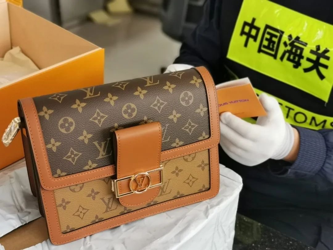 外贸村几十元买假世界名牌,严打后为何还能售假?