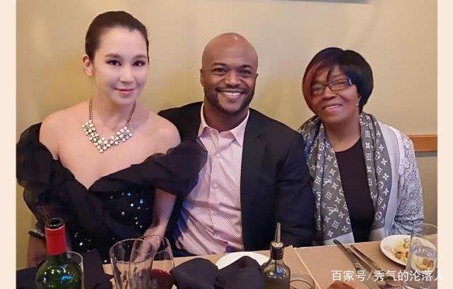 男友与他妈妈总是搂搂抱抱，这是正常的行为吗？