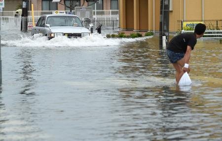 河南女子在道路积水中游泳,后方驶来车辆会压到她吗?