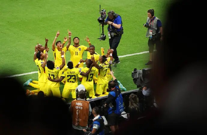 厄瓜多尔进球后全队跪地指天，悼念离世的前国脚，前国脚是谁？