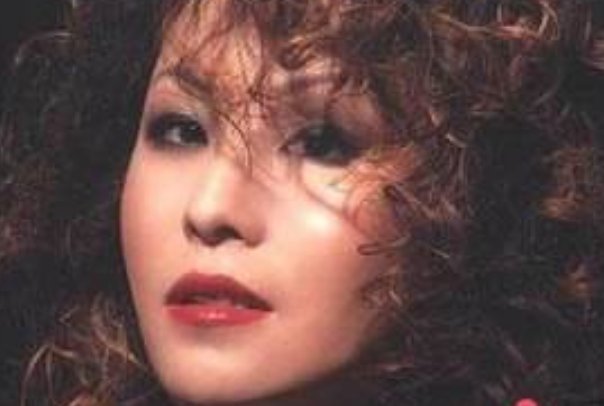 歌手罗琦的眼睛被谁弄瞎的？