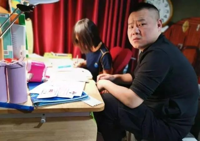 鞍山一哥哥辅导妹妹作业双双崩溃到哭，是否体会到了妈妈的不易？