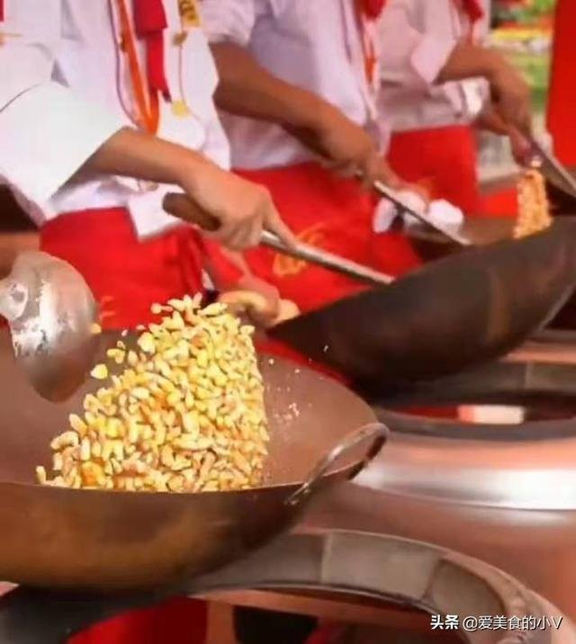 想学厨师，在学校学习比较好还是进店里和师傅学？