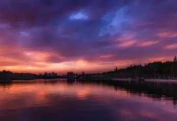 用四字词语来形容晴天的夜晚？