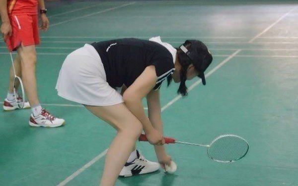 穿超短裙出门的时候，怎么样才能不走光？