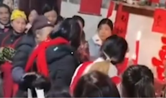 贵州铜仁，婚礼上妹妹替哥拜堂成亲，新娘方能接受吗？