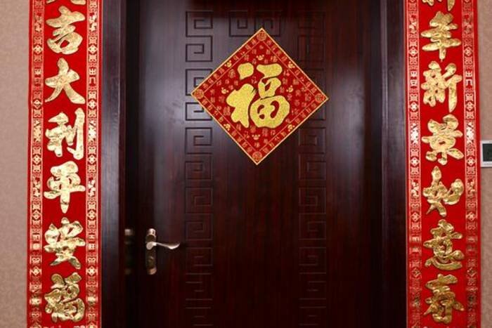 马上过年了，贴对联是从左到右还是从右到左？