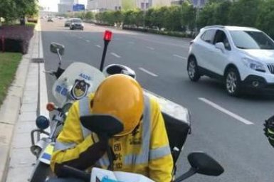 网友爆料外卖员逆行被交警连人带车拽倒，对于交警的举动你怎么看？