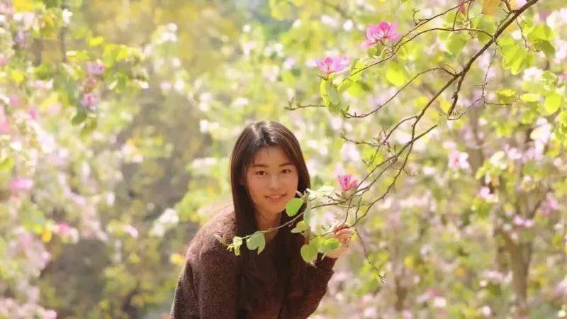 四川女孩李莎获评最美大学生，她究竟是凭借什么获得的？