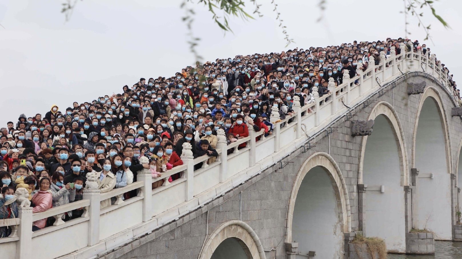 上万游客挤满清明上河园石桥,此景区的接待人数是否超过了限制?