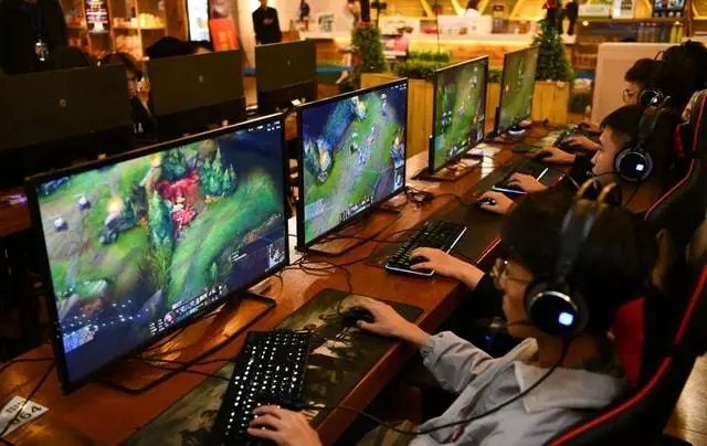 广州32人因疫情滞留网吧9天，被封后他们是如何度过闲暇时光的？