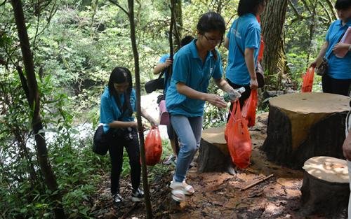 四川景区寻2名主动捡垃圾游客，这两名游客身上有哪些优秀的品质？