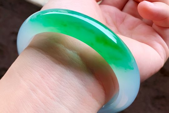 带翡翠手镯好吗