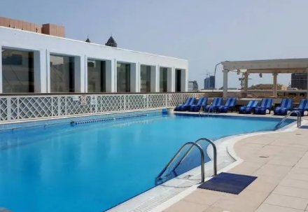 男子经过泳池一脚将孩子踢下，生活不如意为何要选择报复他人？