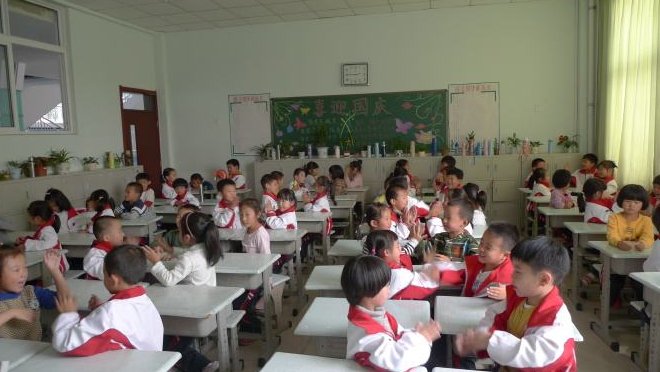 手指歌:……两根手指变剪刀,三根手指喵喵叫，四根手指……，其他内容