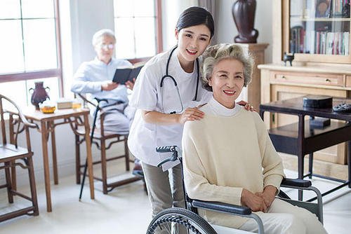 女子用身体挡住失控轮椅，如果是你会怎么做？