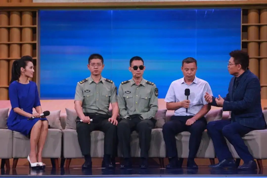 排雷英雄杜富国被炸烂的防护服首次在军事博物馆展出，当事人如今怎么样了？