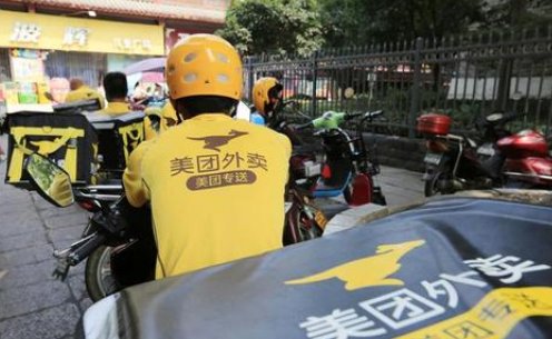 网友爆料外卖员逆行被交警连人带车拽倒，对于交警的举动你怎么看？