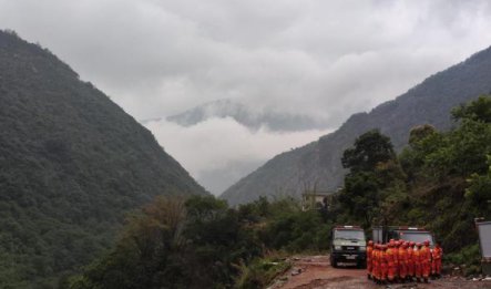 被困苍山13人只差一两公里就到坠机地，他们为何想要前往该地？